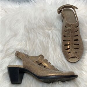 Munro Abby Gold Crackle Laser Cut‎ Leather …